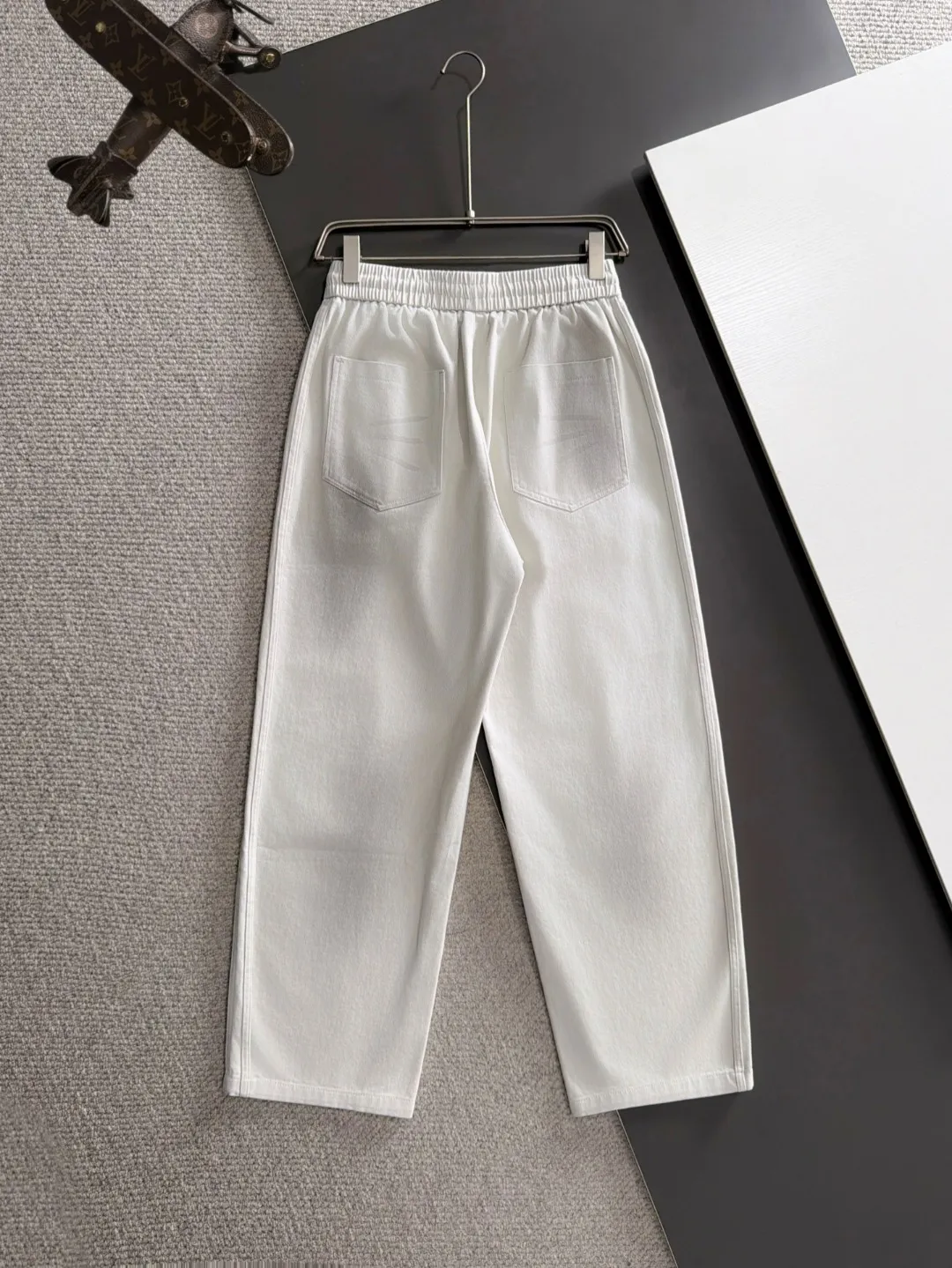 Next day shipment P195 Balenciaga High Quality 2026 Autumn and Winter New Arrival elastic band casual pants, counter-customized fabrics, Breathable, high comfort, impeccable details, brand element design concept, reflecting high quality. It feels delicate and soft! It presents a casual cut and the upper body shape is great! Sizes:S-3XL